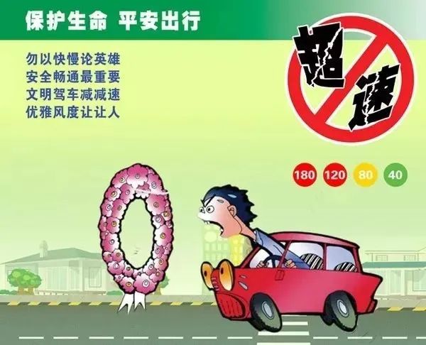 雨天要降速！大货雨天加速超车，撞得两车齐旋转